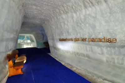 Galería en el palacio de hielo en el Matterhorn Glacier Paradise