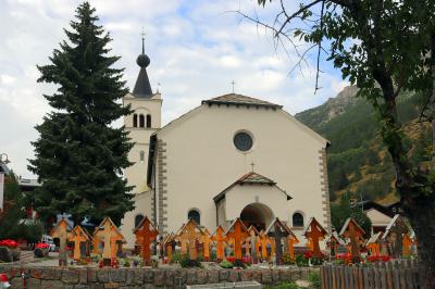 Iglesia y cementerio de Täsch