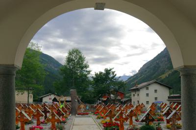 cementerio de Täsch a las puertas de la iglesia