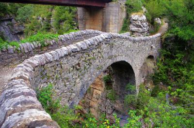 Puente medieval sobre el río Bellós