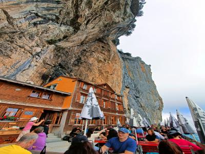 Terraza bajo la roca en el restaurante Äscher