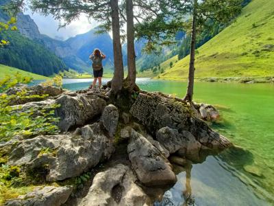 Observando el lago Seealpsee