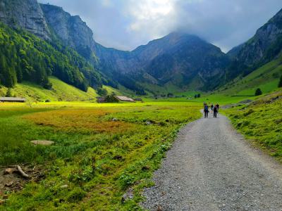 Pista adentrándose en el valle tras el Lago Seealpsee