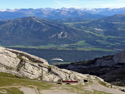 tren cremallera al Pilatus bajo los Alpes