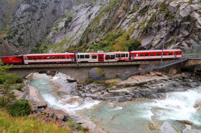 Paso del tren por a través de la garganta de Schöllenen