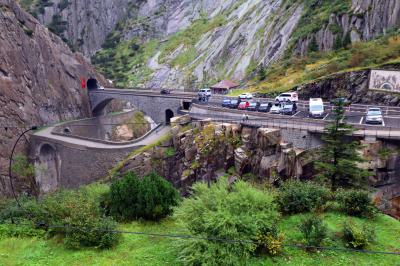 Compleja red de caminos y vías en la garganta de Schöllenen