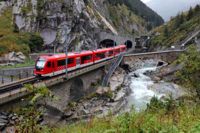 Paso del tren por a través de la garganta de Schöllenen