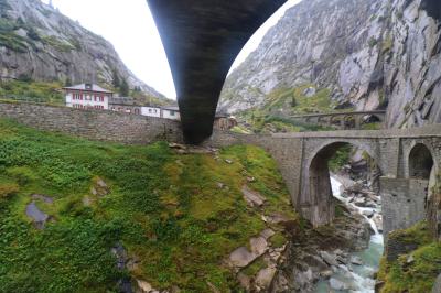 Bajo las vías en la garganta de Schöllenen