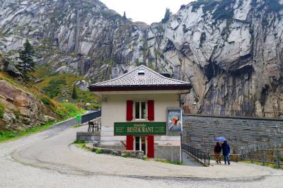 Restaurante histórico en una curva de la carretera en la garganta de Schöllenen