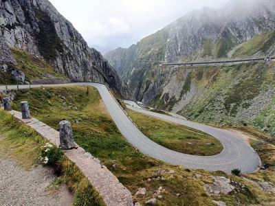 Inicio de la bajada de la Tremola adoquinada