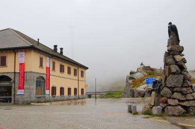 Puerto San Gotardo, a la izquierda el Museo sobre este puerto