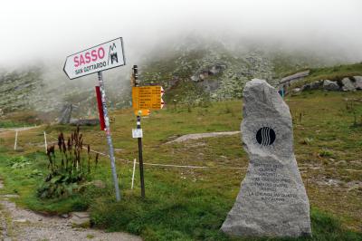 Monumento sobre la senda de las Cuatro Fuentes