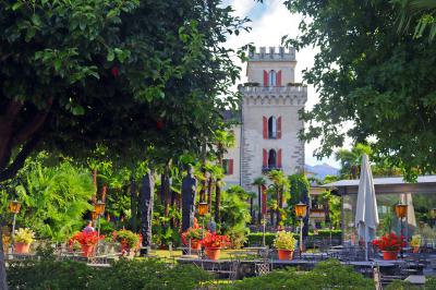 Palacete con un gran jardin