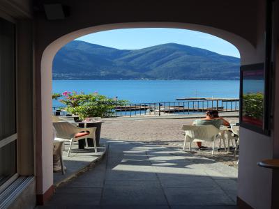 Café a orillas del lago Maggiore