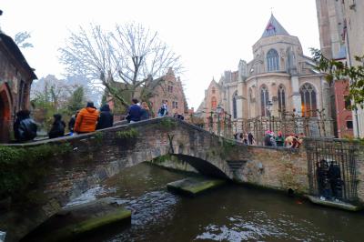 Puente sobre un canal en Brujas