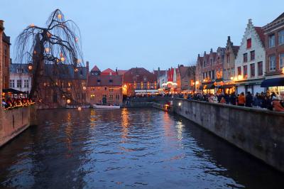 Canal en Brujas con ambiente navideño