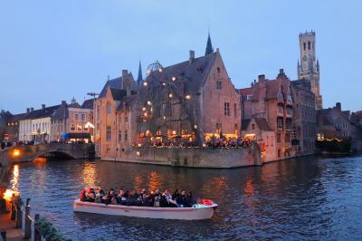 Canal en Brujas con ambiente navideño