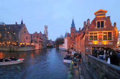 Canal en Brujas con ambiente navideño