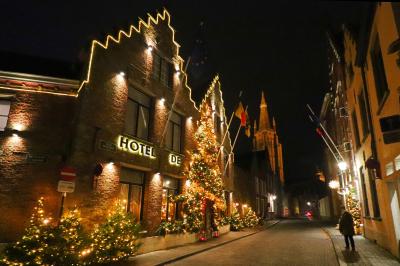 Decoración navideña de un hotel en Brujas