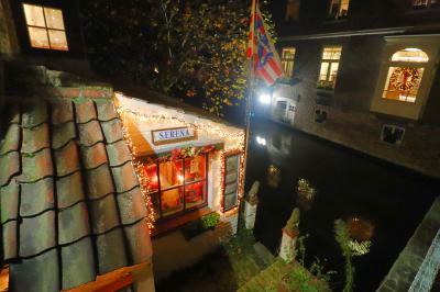 Casita de la Serena junto a un canal