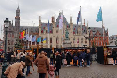 Mercado navideño en la plaza del Burg