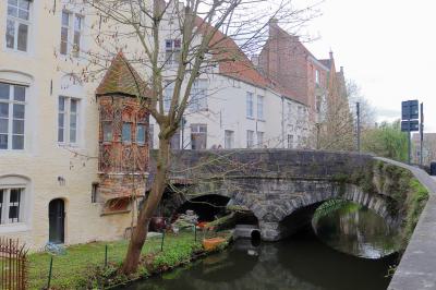 Puente sobre un canal en Brujas