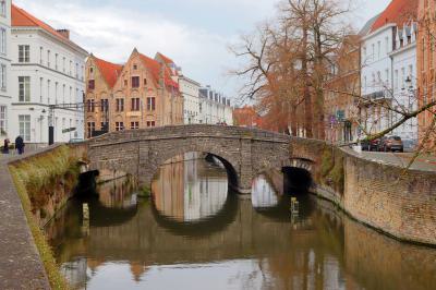 Precioso puente sobre un canal en Brujas