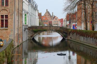 puente sobre un canal en Brujas