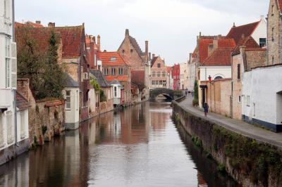 Encantador rincón sobre un canal en Brujas