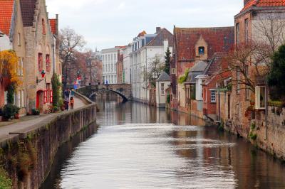 Encantador rincón sobre un canal en Brujas