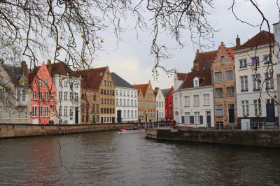 Cruce de canales con edificios típicos en Brujas