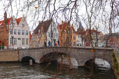 Puente entre edificios típicos en Brujas