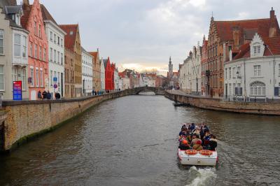 Barca navegando por los canales de Brujas