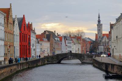 Encantadora perspectiva sobre un canal de Brujas