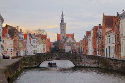 Encantadora perspectiva sobre puente en un canal de Brujas