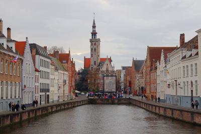 Encantadora perspectiva desde el puente en un canal de Brujas