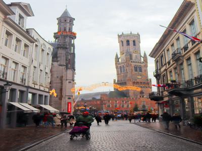 Calle al centro histórico sobresaliendo el Campanario de Brujas