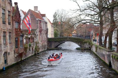 Navegando un canal en Brujas