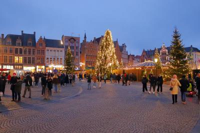 Mercadillo navideño en la plaza del Burg