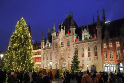 El gran árbol de Navidad frente al Burg