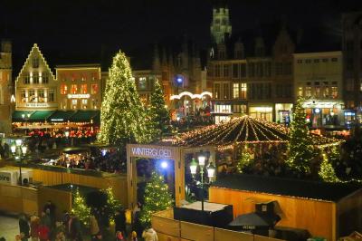 Mercado navideño en la Gran Plaza desde el balcón de la cevecería Duvelorium Belgian Beer Bar