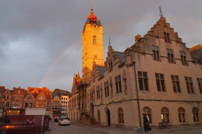 Arco Iris sobre el ayuntamiento en la Grote Markt