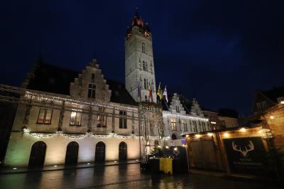 Fachada principal del ayuntamiento de Dendermonde en la La Grote Markt