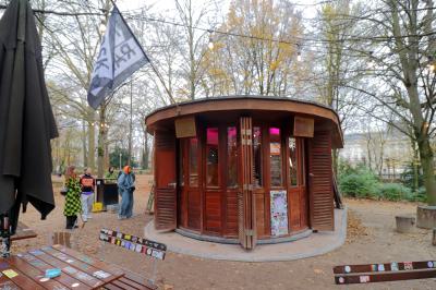 La Radio Kiosk en el parque del Palacio Real