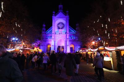 Mercado enla Plaza Sainte Catherine iluminado nocturno