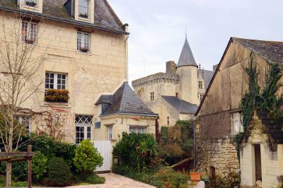 Un rincón de Montsoreau frente al castillo