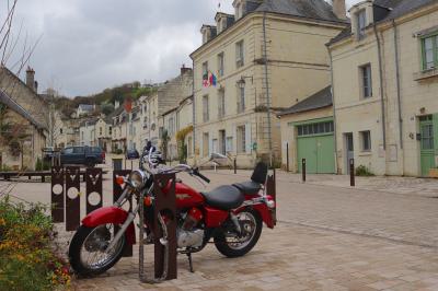 Una moto clásica en la plaza de Montsoreau 