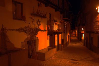 Vista nocturna de una calle en Hervás