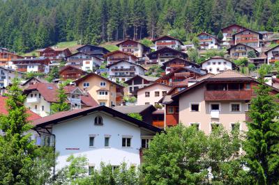Ladera de casas típicas en Ortisei