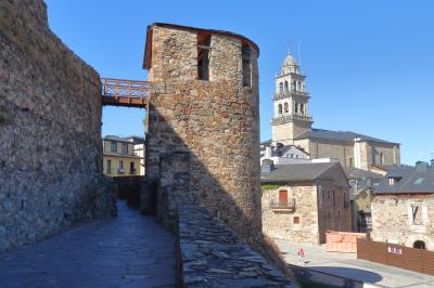 Castillo de Ponferrada y torre de la Basílica de la Encina